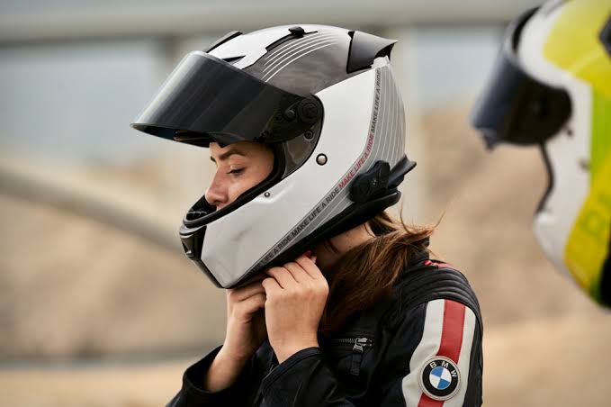 Seguro de moto a todo riesgo: Coberturas de equipamiento, casco y asistencia en carretera 1 Seguro de moto a todo riesgo: Coberturas de equipamiento, casco y asistencia en carretera